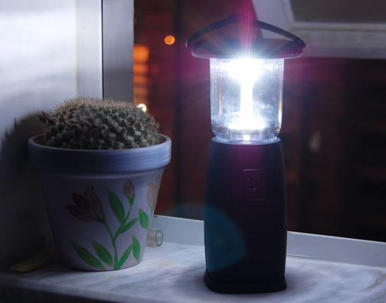 Hand Crank and Solar Powered Lamp