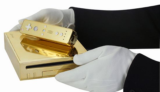 Queen of England gets a Gold Plated Wii