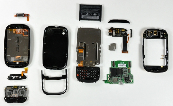 iFixit Pull apart the Palm Pre