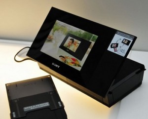 sony dpp f700 300x241 Sony DPP F700 Digital Photo Frame and Printer Combo